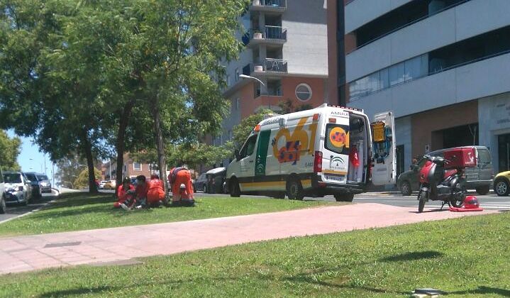 Herido un 'pizzero' tras chocar con un turismo junto a la rotonda de Juan Ramón