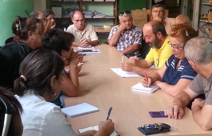 IU se reúne con vecinos de Pérez Cubillas para buscar mejoras en su barriada