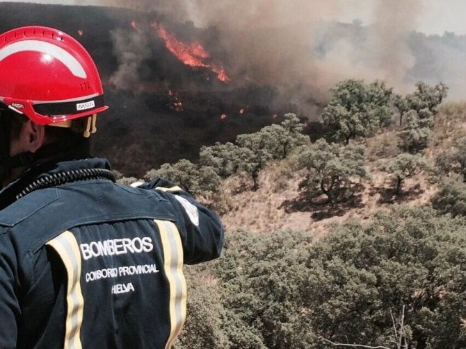 El Infoca estima inicialmente en 40 hectáreas la superficie afectada por el incendio en Zufre