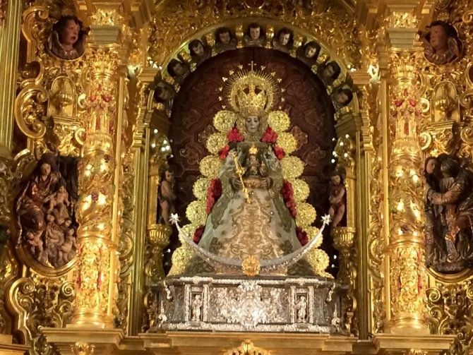 La Virgen del Rocío, vestida del ‘Tío Carlos’
