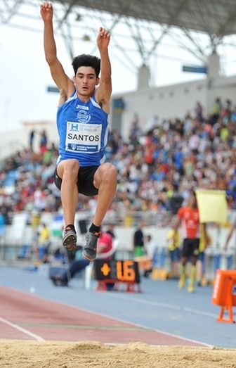 Un gran Héctor Santos salta hasta la final del Mundial Juvenil (7,33)