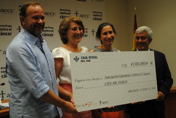 Interfresa entrega a la AECC los 100.000 euros de la campaña desarrollada en las redes sociales