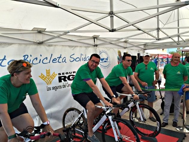 La ‘Bicicleta solidaria’ de Caja Rural del Sur recauda más de 2.500 kilos de alimentos en La Antilla