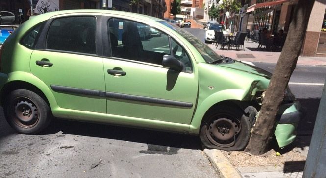 Colisión entre dos turismos en el centro de la capital