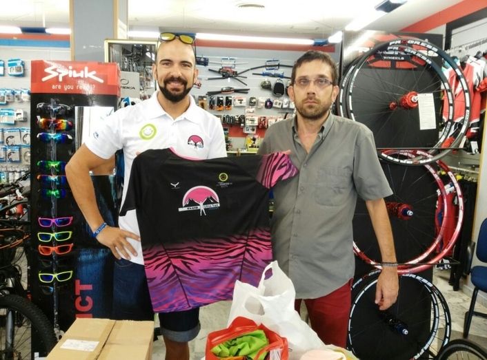Los clubes de atletismo reúnen más de 400 kilos de camisetas para asentamientos chabolistas de Huelva
