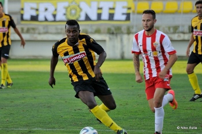 El ex centrocampista guineano del San Roque Keita, nuevo fichaje del Recre