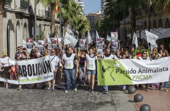 El PACMA reclama en una marcha unas Colombinas sin toros