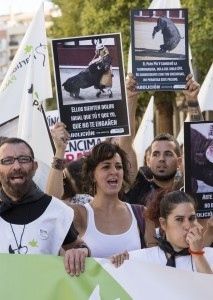 El PACMA reclama en una marcha unas Colombinas sin toros