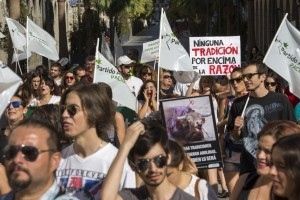 El PACMA reclama en una marcha unas Colombinas sin toros