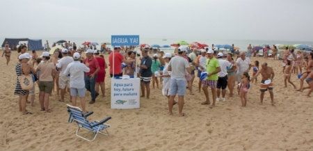 La Plataforma del Condado lleva a las playas de Huelva el grito de ‘¡Agua ya!’ para exigir la transferencia