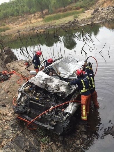 Fallecen dos personas al caer el coche en el que viajaban a la rivera del Jarrama, en Nerva