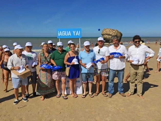 Regantes del Condado llevan a las playas de Matalascañas su reivindicación del trasvase de agua de 15 hm3