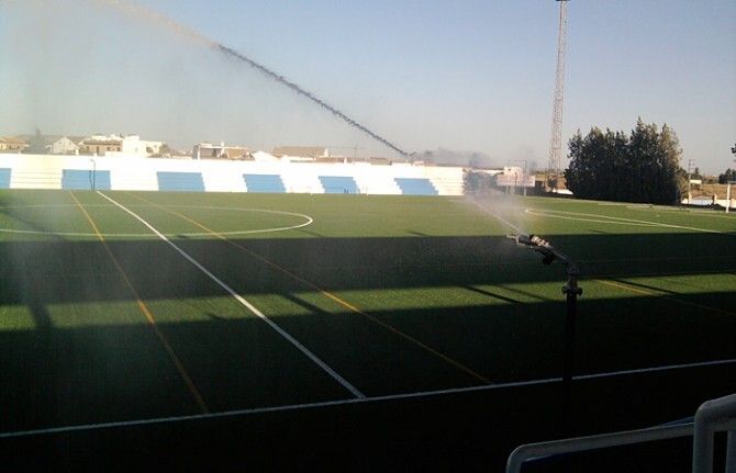 El estadio Las Viñas de Bollullos estrena césped artificial
