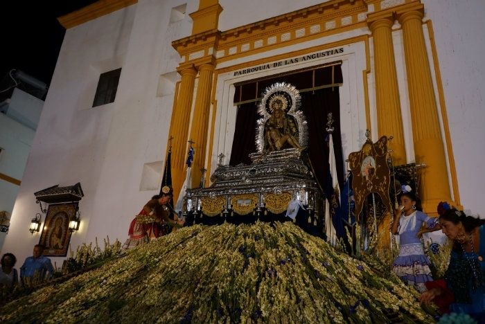 Ayamonte, con flores a los pies de su patrona