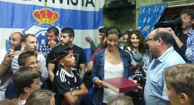 Carolina Marín recibe el cariño de los recreativistas de la peña El Milenio