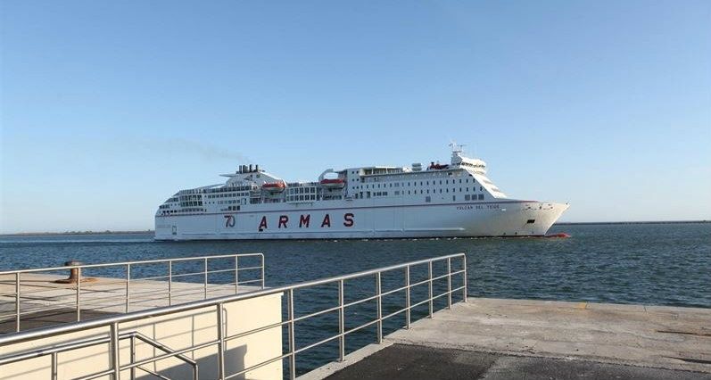 Leve descenso de pasajeros en la línea Huelva-Canarias durante el mes de agosto