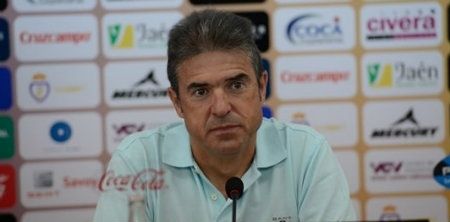 Arconada: 'No sé hasta qué punto esta situación le afectará a la plantilla del Recre'