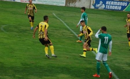 El San Roque se deja ir tras el descanso y el Betis B le castiga con un empate en el descuento (2-2)