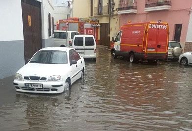El 112 registra casi una veintena de llamadas por anegaciones de calles y viviendas