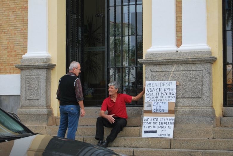 Una familia de Valverde exige a la alcaldesa que no los desahucie de la casa que están construyendo con sus manos