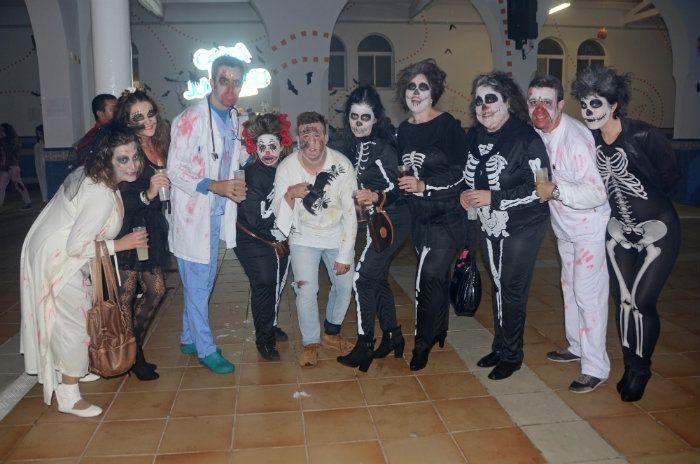 350 niños participan en una fiesta de Halloween en Palos
