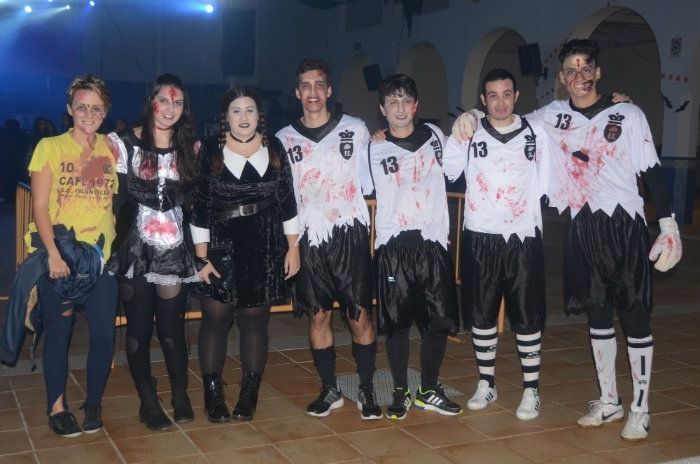 350 niños participan en una fiesta de Halloween en Palos