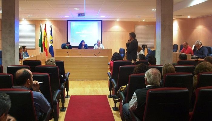 La alcaldesa de Aljaraque sale escoltada del pleno ante la protesta de los vecinos por el centro de menores