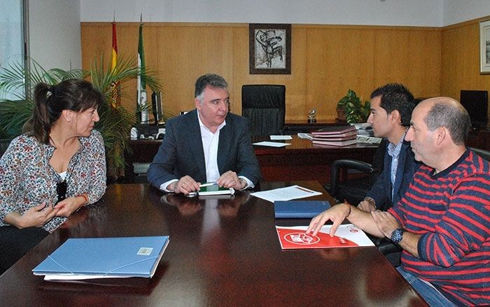 Los vigilantes de Templar trasladan al delegado la situación de impagos que sufren por parte de la empresa