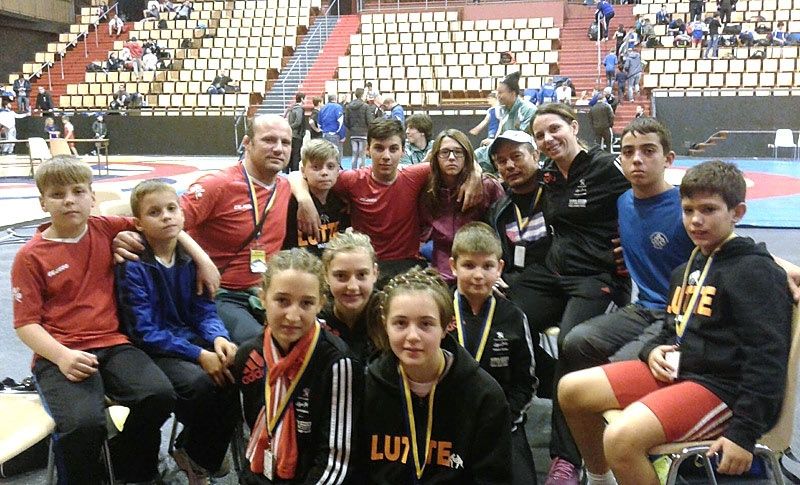 Éxito de los luchadores cartayeros en Francia en un campeonato interrumpido por los atentados