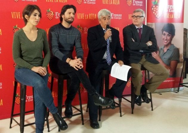 Manuel Carrasco, imagen de la campaña de promoción 'Fresas de Europa: Vive la Roja'