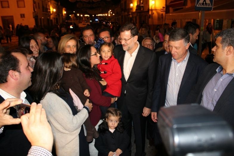 Rajoy inaugura el alumbrado navideño de Palos de la Frontera y se da un paseo entre 'selfies' y saludos