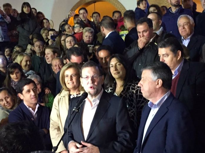 Rajoy inaugura el alumbrado navideño de Palos de la Frontera y se da un paseo entre 'selfies' y saludos