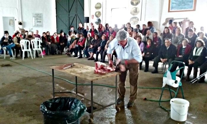 Unas jornadas divulgativas ponen en valor la matanza tradicional del cerdo en la provincia onubense