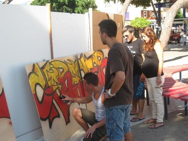 Los jóvenes del proyecto 'Work on your character' participan en un taller de grafiti