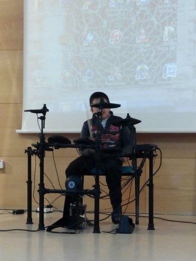 Los alumnos del centro para la diversidad Ethos de Huelva sorprenden a los asistentes con su recital