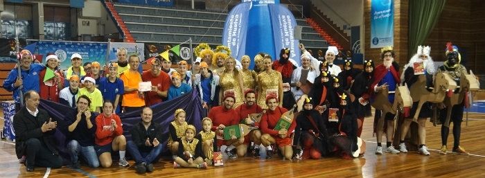 Oché Muriel y Paula Moriña ganan una San Silvestre con nieve, piscina, reyes y pavos
