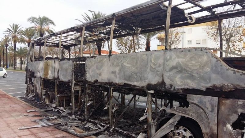 Investigan las causas de un incendio que calcinó un autobús en La Antilla