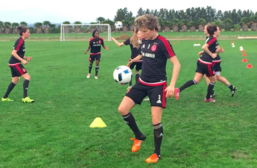 El Ajax femenino, de minipretemporada por Huelva, se medirá el jueves al Cajasol Sporting