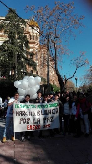 Alumnos de varios institutos onubenses celebran una Marcha por la Paz