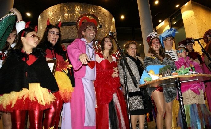 Isla Cristina comienza a vivir su carnaval de calle tras el concurso de agrupaciones