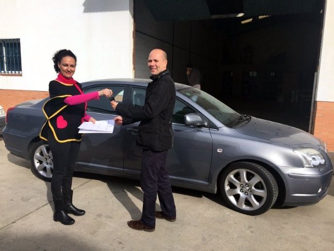 El Ayuntamiento de Gibraleón entrega las llaves del coche oficial a su nuevo dueño