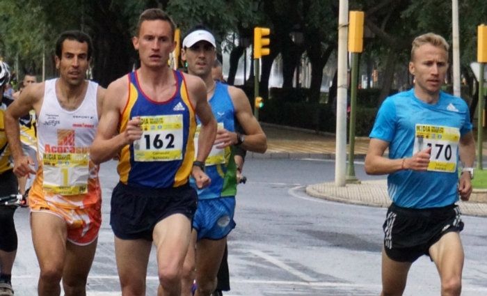 El olímpico rumano Marius Ionescu vuela contra el viento en la Media Maratón de Huelva (1:07:06)