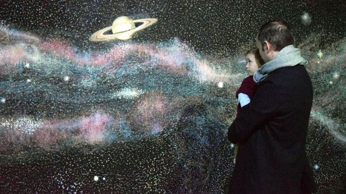 Expuesta en Hinojos una representación gigante de la Vía Láctea hecha con tiza