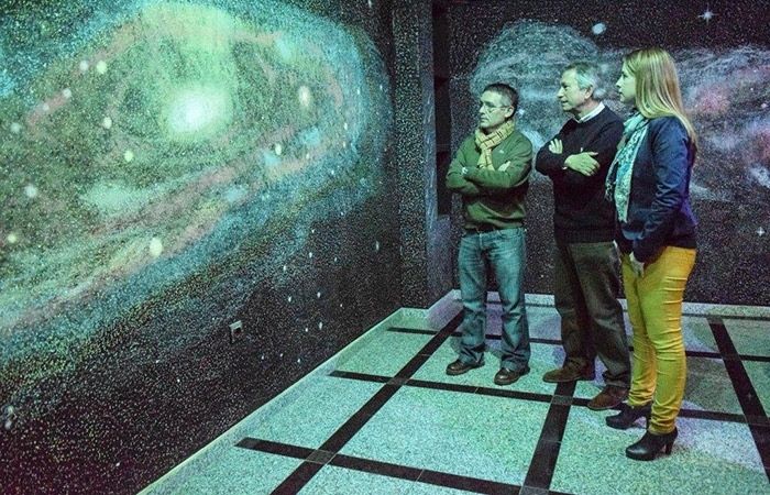 Expuesta en Hinojos una representación gigante de la Vía Láctea hecha con tiza