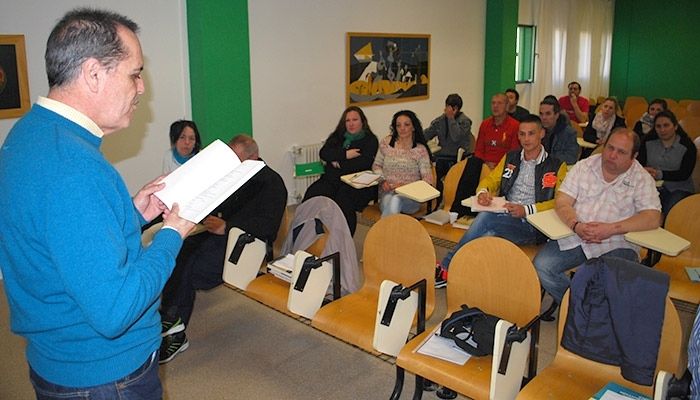 Cobos Wilkins presenta su último libro de poesías ante su Club de Lectura de la prisión