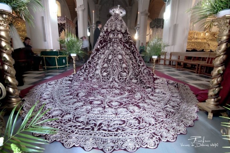 Nuevo lustre para el manto procesional de la Señora de los Dolores