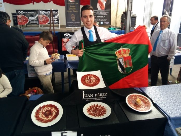 El bartolino Juan Antonio Pérez se proclama campeón del Provincial de cortadores de jamón