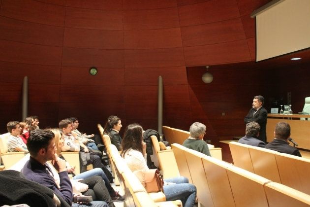 Estudiantes de Ingeniería de Caminos de Madrid conocen las obras del Puerto de Huelva