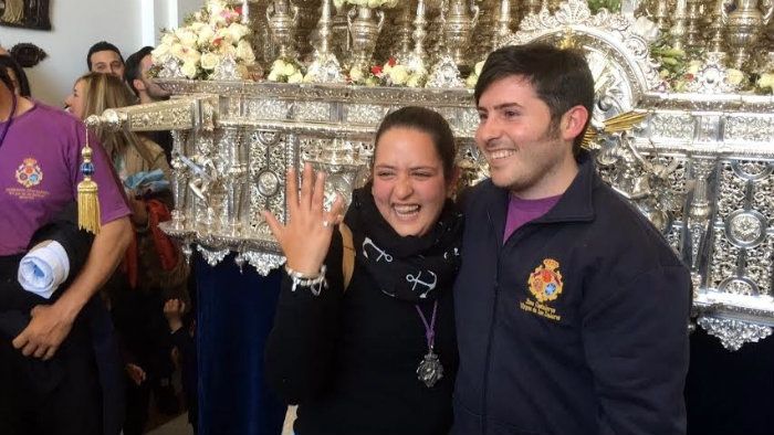 Un costalero moguereño pide matrimonio a su novia al finalizar la Madrugá