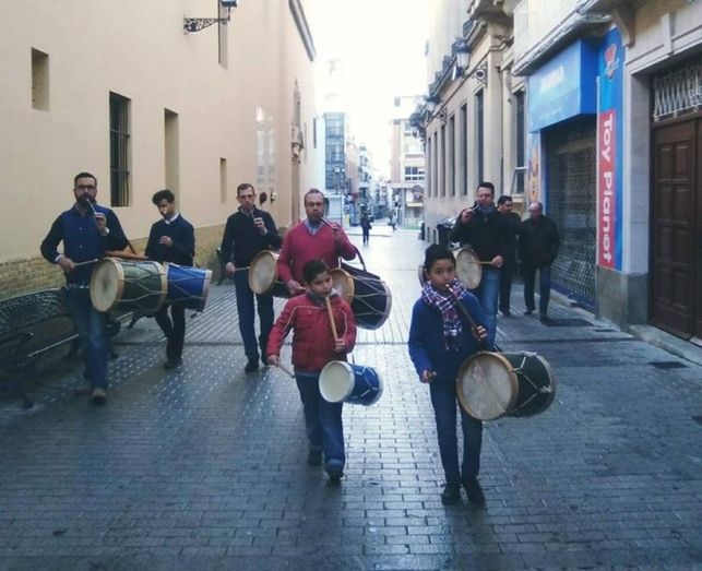 Tamborileros de la Hermandad de Huelva anuncian que quedan 50 días para Pentecostés